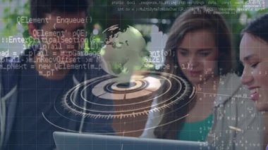 Telefon kulaklığı kullanarak iş adamlarından veri işleme animasyonu. Küresel iletişim işi güvenlik dijital arayüzü ve dijital olarak oluşturulmuş video konsepti.