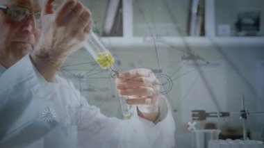 Kafkasyalı üst düzey laboratuvar çalışanı ve numuneyle bağlantıların animasyonu. Sağlık, tıp, laboratuvar, bağlantılar ve teknoloji konsepti dijital olarak oluşturulmuş video.