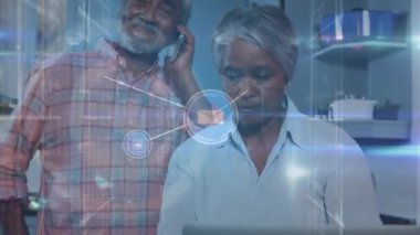 Kıdemli Afro-Amerikan çifti üzerinden bağlantı ağının animasyonu. Küresel iş ve dijital arayüz kavramı dijital olarak oluşturulmuş video.