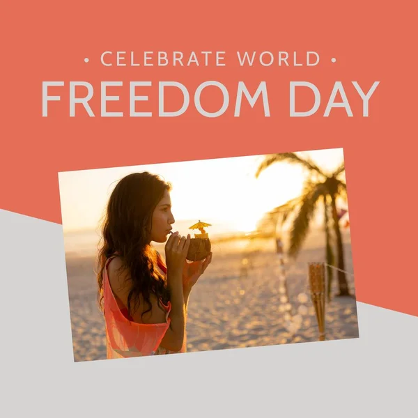 Mladá Běloška Která Kokosovou Vodu Pláži Oslavou Světového Dne Svobody — Stock fotografie