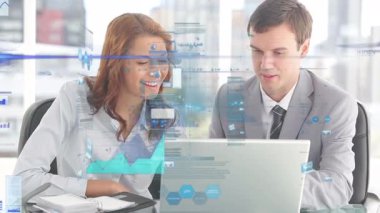 Kafkas iş adamlarının ofislerinde veri işleme animasyonu. Küresel iş ve dijital arayüz kavramı dijital olarak oluşturulmuş video.