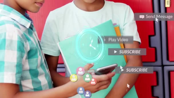 Анимация Часов Иконок Профилей Уведомлений Над Двуличными Мальчиками Использующих Смартфон — стоковое видео