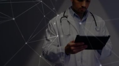 Tablet kullanan beyaz erkek doktor üzerinden bağlantı ağının animasyonu. Küresel tıp ve dijital arayüz kavramı dijital olarak oluşturulmuş video.