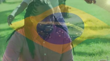 Oğlu olan Afrikalı Amerikalı baba yerine Brezilya bayrağının animasyonu. Vatanseverlik, aile ve dijital arayüz kavramı dijital olarak oluşturulmuş video.