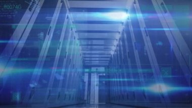 Sunucu odasında veri işleme animasyonu. küresel iş ve dijital arayüz kavramı dijital olarak oluşturulmuş video.