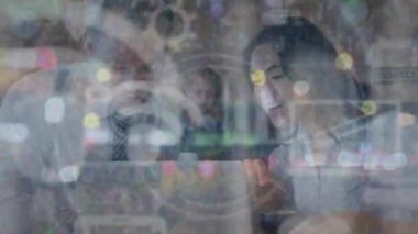 Bilgisayar simgeleri ve renkli merceklerin animasyonu beyaz iş arkadaşlarının dizüstü bilgisayarda tartışması. Dijital bileşik, çoklu pozlama, iş, takım çalışması, fütüristik ve teknoloji kavramı.