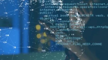 Akıllı telefon kullanarak çift ırklı iş adamının veri işleme animasyonu. Küresel iş ve dijital arayüz kavramı dijital olarak oluşturulmuş video.