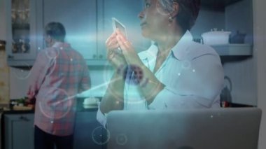 Kıdemli Afro-Amerikan çifti üzerinden bağlantı ağının animasyonu. Küresel iş ve dijital arayüz kavramı dijital olarak oluşturulmuş video.