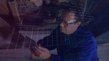 Tablet kullanan beyaz iş adamının veri işleme animasyonu. küresel iş ve dijital arayüz kavramı dijital olarak oluşturulmuş video.