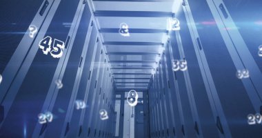 Bilgisayar sunucularıyla teknoloji odasında değişen numaraların görüntüsü. küresel teknoloji veri işleme kavramı dijital olarak oluşturulmuş görüntü.