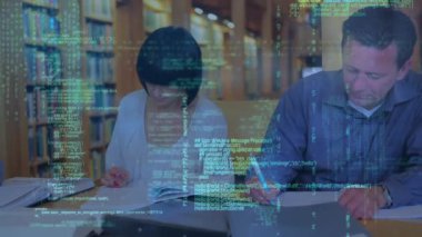 Kütüphanede çalışan çeşitli yetişkin erkek ve kız öğrencilerin veri işleme animasyonları. Dijital olarak oluşturulmuş küresel iletişim, eğitim, araştırma ve dijital arayüz kavramı.
