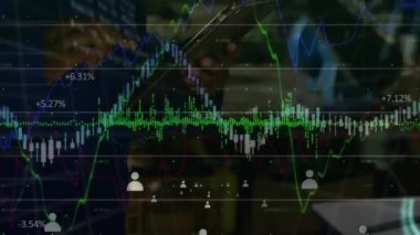 Tablet kullanılarak melez iş adamının veri işleme animasyonu. Küresel iş ve dijital arayüz kavramı dijital olarak oluşturulmuş video.