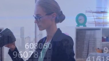 Kafkas iş kadınının ofisinde veri işleme animasyonu. Küresel iş ve dijital arayüz kavramı dijital olarak oluşturulmuş video.