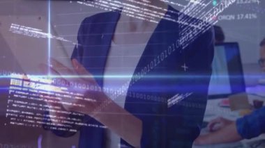 Tablet kullanan Kafkas iş kadınının veri işleme animasyonu. küresel iş ve dijital arayüz kavramı dijital olarak oluşturulmuş video.
