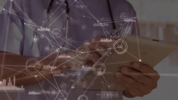 用平板电脑在高加索男医生身上动画连接网络 全球医学和数字接口概念数字生成视频 — 图库视频影像