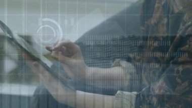 Tablet kullanan Kafkas iş kadınının veri işleme animasyonu. küresel iş ve dijital arayüz kavramı dijital olarak oluşturulmuş video.