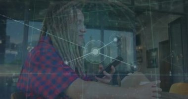 Akıllı telefon kullanan beyaz adam üzerinden dünya ve veri bağlantıları ağının animasyonu. Dijital olarak oluşturulmuş küresel bağlantılar, ağlar ve veri işleme kavramı.