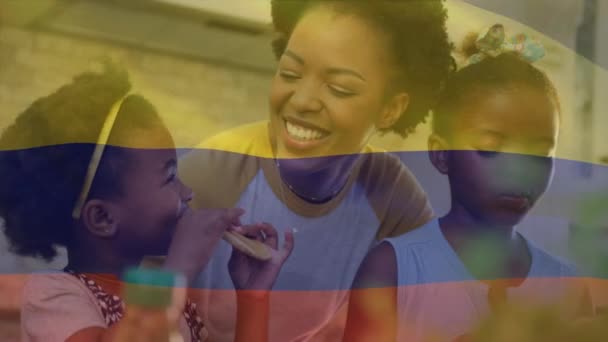 Анимация Флага Колумбии Над Африканской Матерью Американкой Детьми Концепция Патриотизма — стоковое видео