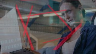 Sınıfta dizüstü bilgisayarda çalışan beyaz bir öğretmene göre QR kodunun soyut desenli animasyonu. Dijital bileşik, çoklu pozlama, barkod, eğitim, okul ve teknoloji kavramı.