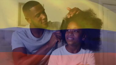 Kolombiya bayrağının Afrika kökenli Amerikalı baba ve kızı üzerindeki canlandırması. Vatanseverlik, aile ve dijital arayüz kavramı dijital olarak oluşturulmuş video.