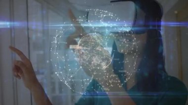 VR kulaklık kullanan beyaz kadın üzerinde veri işleme ve küre animasyonu. Küresel iş ve dijital arayüz kavramı dijital olarak oluşturulmuş video.