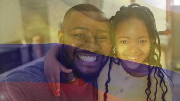 Kolombiya Bayrağının Afrika Kökenli Amerikalı Baba Kızı Üzerindeki Canlandırması Vatanseverlik — Stok video