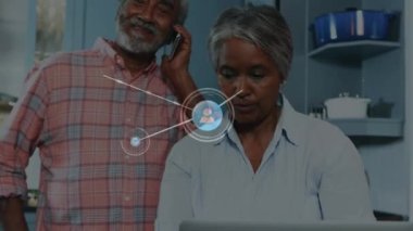 Kıdemli Afro-Amerikan çifti üzerinden bağlantı ağının animasyonu. Küresel iş ve dijital arayüz kavramı dijital olarak oluşturulmuş video.