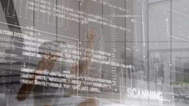 VR kulaklık kullanan beyaz adamın veri işleme animasyonu. Küresel iş ve dijital arayüz kavramı dijital olarak oluşturulmuş video.