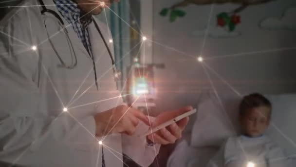 白人男性医師と患者との接続のネットワークのアニメーション グローバル医療とデジタルインターフェースの概念デジタル生成されたビデオ — ストック動画