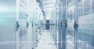 Teknoloji odasındaki bilgisayar sunucuları ağı üzerinden el yazısıyla yazılmış matematiksel denklemlerin ve dijital arayüzün resmi. Dijital bilgisayar ağı konsepti dijital olarak oluşturuldu.