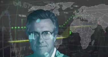 Şehir manzarası üzerinde birden fazla grafik ve dünya haritası olan iş adamının portresinin animasyonu. Dijital bileşik, çoklu pozlama, veritabanı, girişimci, kendine güvenen, küresel iş, bina, teknoloji.