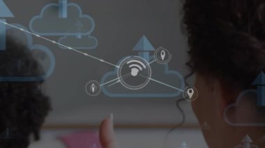 Çeşitli okul çocukları ve öğretmenler üzerinde bağlantılar ve bulut simgelerinin animasyonu. Küresel eğitim, bağlantılar ve dijital arayüz kavramı dijital olarak oluşturulmuş video.