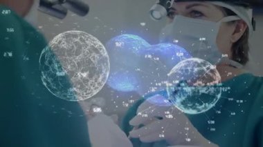 Yüz maskesi takan beyaz doktorların üzerindeki kürelerin animasyonu. Küresel tıp ve dijital arayüz kavramı dijital olarak oluşturulmuş video.