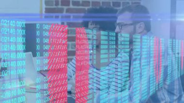 Çeşitli iş adamları üzerinde çalışan simgeler ve veri işleme ağlarının animasyonu. Küresel iş, teknoloji ve dijital arayüz kavramı dijital olarak oluşturulmuş video.