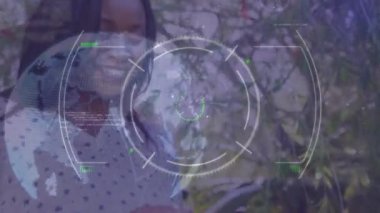 Parkta akıllı telefondan mesajlaşan mutlu genç bir kadın üzerinde hareket eden dijital dairelerin animasyonu. Dijital bileşik, çoklu pozlama, veritabanı, iletişim, mesajlaşma ve teknoloji kavramı.