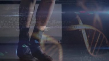 Veri işleme animasyonu ve beyaz adamın beden dersine girmemesi üzerine DNA iplikleri. Küresel spor, bilgisayar ve dijital arayüz kavramı dijital olarak oluşturulmuş video.