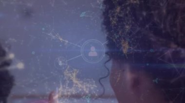 Çeşitli okul çocukları ve öğretmenler arasında bağlantı ağının animasyonu. Küresel eğitim, bağlantılar ve dijital arayüz kavramı dijital olarak oluşturulmuş video.
