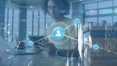 Tablet kullanan melez adamın üzerindeki simgelerle bağlantı ağının animasyonu. Küresel iş, teknoloji ve dijital arayüz kavramı dijital olarak oluşturulmuş video.