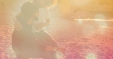 Çeşitli çiftlerin kucaklaşması üzerine ışıldayan noktaların animasyonu. Yaşam tarzı ve boş zaman konsepti dijital olarak oluşturulmuş video.