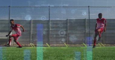 Oyun parkında zıplayan oyuncular üzerinde çizgi grafik ve soyut kalıpların animasyonu. Dijital bileşik, çoklu pozlama, rapor, futbol talimi, spor, takım çalışması, rekabet, antrenman, spor, egzersiz.