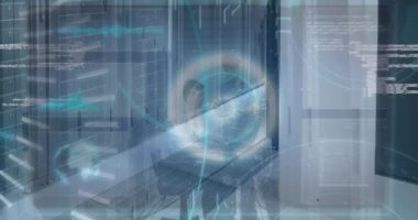 Sunucu odasındaki çeşitli iş adamları üzerinde tarama ve veri işleme animasyonları. Küresel teknoloji, bilgisayar ve dijital arayüz kavramı dijital olarak oluşturulmuş video.