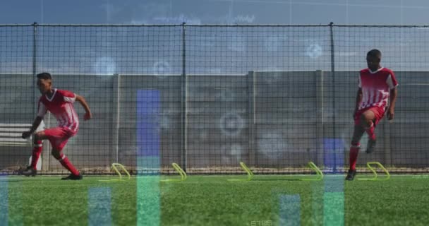 动画的条形图和抽象的模式在玩家在操场上跳跃 数码合成 多次曝光 足球训练 团队合作 — 图库视频影像