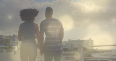 Çeşitli çiftler el ele tutuşurken ışıldayan noktaların canlandırılması. Yaşam tarzı ve boş zaman konsepti dijital olarak oluşturulmuş video.