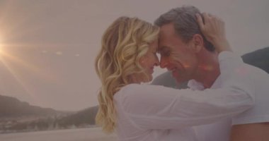 Göldeki beyaz bir çiftin üzerindeki ışık izlerinin animasyonu. Yaşam tarzı ve boş zaman konsepti dijital olarak oluşturulmuş video.