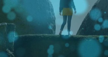 Kafkasyalı bir kadının kayanın üzerinde parlayan beneklerin canlandırılması. Yaşam tarzı ve boş zaman konsepti dijital olarak oluşturulmuş video.