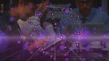 Toplantida tablet kullanan mutlu iş kadını üzerinde küre oluşturan bilgisayar simgeleri ve çizgilerinin animasyonu. Dijital bileşik, çoklu pozlama, hologram, küresel iş, telekomünikasyon, teknoloji.