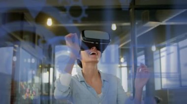 VR kulaklık takan beyaz bir kadın için sosyal medya simgeleri ve veri işleme animasyonları. Dijital arayüz ve teknoloji konsepti dijital olarak oluşturulmuş video bağlantıları.
