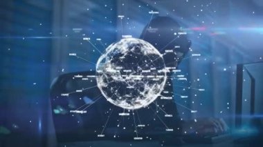 Sunucu odasındaki erkek hacker üzerinden veri işleme ağı olan dünyanın animasyonu. Küresel teknoloji, çevrimiçi güvenlik ve dijital arayüz kavramı dijital olarak oluşturulmuş video.