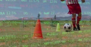 Ticaret kurulunun sahadaki külahlar arasında top sürerken alt kısımda hareket etmesi animasyonu. Dijital bileşik, çoklu pozlama, yatırım, futbol talimi, spor, rekabet, eğitim.