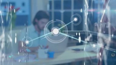 Tablet kullanan farklı iş adamlarının simgeleriyle bağlantı ağının animasyonu. Küresel iş, teknoloji ve dijital arayüz kavramı dijital olarak oluşturulmuş video.
